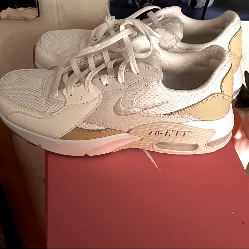 Nike Airmaxx Woman’s size 6 brand new